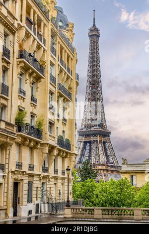 Paris und der Eiffelturm vom Zentrum von Paris aus gesehen. Beliebtes Touristenziel. Stockfoto