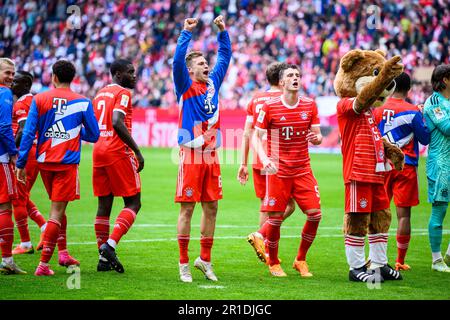 München, Deutschland. 13. Mai 2023. Fußball: Bundesliga, Bayern München - FC Schalke 04, Spieltag 32, Allianz Arena. Der Münchner Joshua Kimmich (Zentrum) jubelt nach dem Spiel mit dem Team. Kredit: Tom Weller/dpa - WICHTIGER HINWEIS: Gemäß den Anforderungen der DFL Deutsche Fußball Liga und des DFB Deutscher Fußball-Bund ist es verboten, im Stadion aufgenommene Fotos und/oder das Spiel in Form von Sequenzbildern und/oder videoähnlichen Fotoserien zu verwenden oder verwenden zu lassen./dpa/Alamy Live News Stockfoto