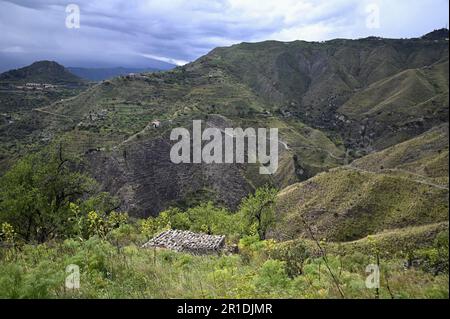 Landschaft mit malerischem Blick auf die Berge von der Sentiero dei Saraceni, einem Wanderweg, der Taormina und Castelmola in Sizilien, Italien, verbindet Stockfoto