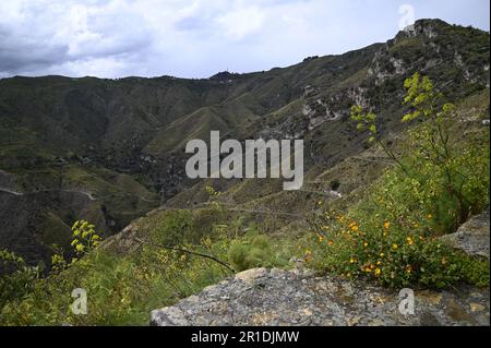 Landschaft mit malerischem Blick auf die Berge von der Sentiero dei Saraceni, einem Wanderweg, der Taormina und Castelmola in Sizilien, Italien, verbindet Stockfoto