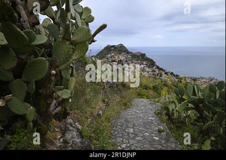 Landschaft mit malerischem Blick auf Castelmola und die Bucht von Naxos vom Wanderweg Sentiero dei Saraceni in Sizilien, Italien. Stockfoto