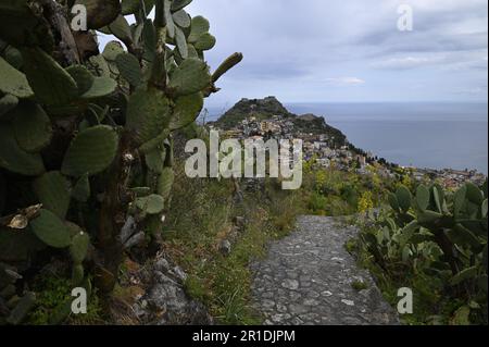 Landschaft mit malerischem Blick auf Castelmola und die Bucht von Naxos vom Wanderweg Sentiero dei Saraceni in Sizilien, Italien. Stockfoto