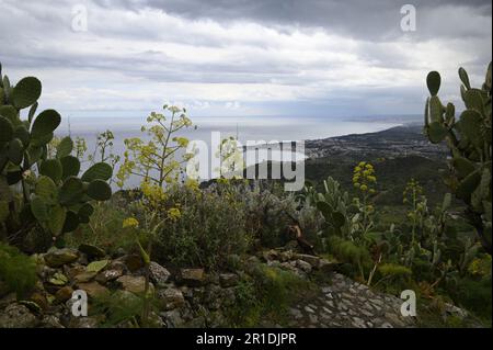 Landschaft mit malerischem Blick auf die Bucht von Naxos, von der Sentiero dei Saraceni aus gesehen, ein Wanderweg, der Taormina und Castelmola in Sizilien, Italien, verbindet Stockfoto