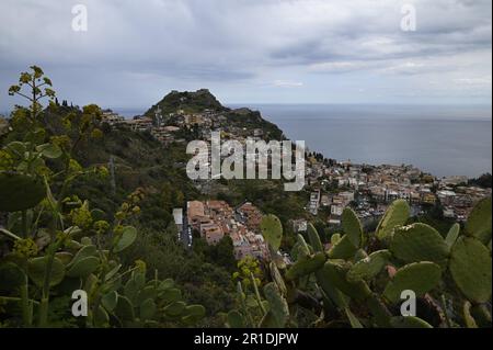 Landschaft mit malerischem Blick auf Castelmola und die Bucht von Naxos vom Wanderweg Sentiero dei Saraceni in Sizilien, Italien. Stockfoto