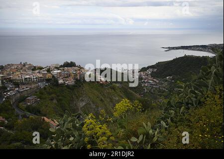 Landschaft mit malerischem Blick auf Castelmola und die Bucht von Naxos vom Wanderweg Sentiero dei Saraceni in Sizilien, Italien. Stockfoto