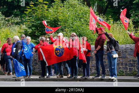 Aviva Stadium, Dublin, Irland. 13. Mai 2023. United Rugby Championship Rugby, Halbfinale, Leinster gegen Munster: Munster-Fans feuern an, wenn der Munster-Team-Bus bei den Aviva Satdium Credit: Action Plus Sports/Alamy Live News ankommt Stockfoto