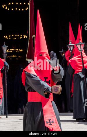 Mitglieder der Hermandad Universitaria del Santísimo Cristo de la Luz während einer Semana-Santa-Prozession in Valladolid, Spanien Stockfoto