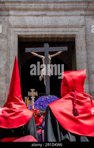 Mitglieder der Hermandad Universitaria del Santísimo Cristo de la Luz während einer Semana-Santa-Prozession in Valladolid, Spanien Stockfoto