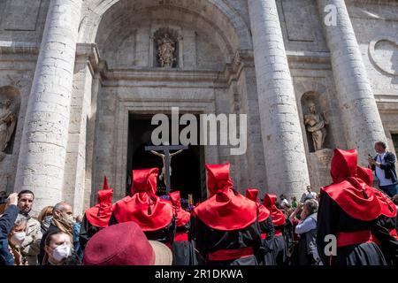 Mitglieder der Hermandad Universitaria del Santísimo Cristo de la Luz während einer Semana-Santa-Prozession in Valladolid, Spanien Stockfoto