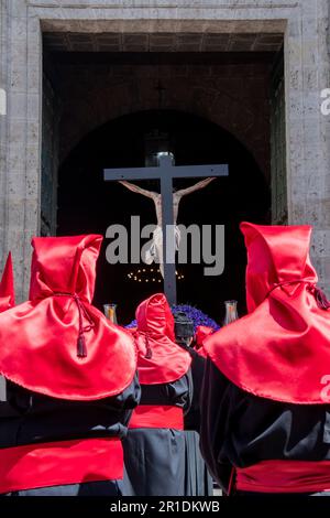 Mitglieder der Hermandad Universitaria del Santísimo Cristo de la Luz während einer Semana-Santa-Prozession in Valladolid, Spanien Stockfoto