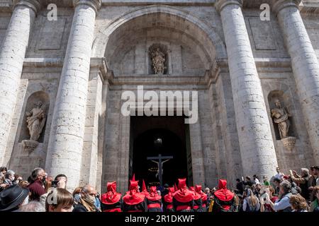 Mitglieder der Hermandad Universitaria del Santísimo Cristo de la Luz betreten die Kathedrale von Valladolid während einer Semana Santa Prozession in Valladolid Spanien Stockfoto