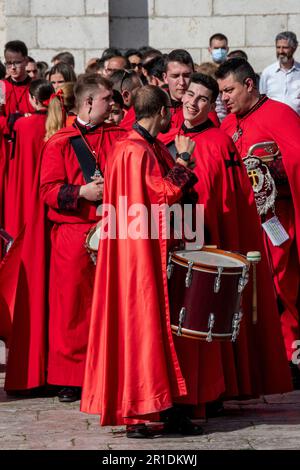 Mitglieder der Hermandad Universitaria del Santísimo Cristo de la Luz bereiten sich auf eine Semana-Santa-Prozession in Valladolid, Spanien, vor Stockfoto