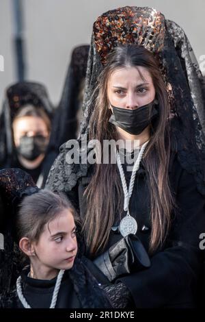 Mitglieder der Bruderschaft des säkularen Franziskanerordens in Prozession während Semana Santa in Valladolid, Spanien Stockfoto