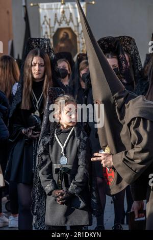 Mitglieder der Bruderschaft des säkularen Franziskanerordens in Prozession während Semana Santa in Valladolid, Spanien Stockfoto