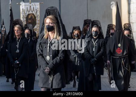 Mitglieder der Bruderschaft des säkularen Franziskanerordens in Prozession während Semana Santa in Valladolid, Spanien Stockfoto