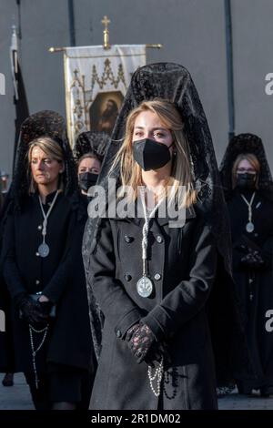 Mitglieder der Bruderschaft des säkularen Franziskanerordens in Prozession während Semana Santa in Valladolid, Spanien Stockfoto