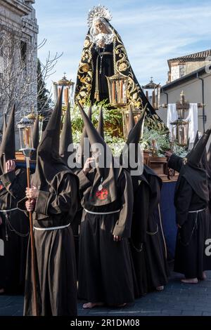 Mitglieder der Bruderschaft des säkularen Franziskanerordens tragen unsere Frau der Einsamkeit während der Prozession während Semana Santa in Valladolid, Spanien Stockfoto