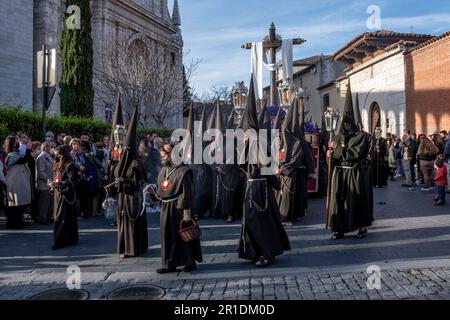 Mitglieder der Bruderschaft des säkularen Franziskanerordens in Prozession während Semana Santa in Valladolid, Spanien Stockfoto