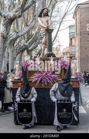 Mitglieder der Bruderschaft der Strafanstalt der Heiligen Leidenschaft Christi während der Prozession während Semana Santa in Valladolid, Spanien Stockfoto