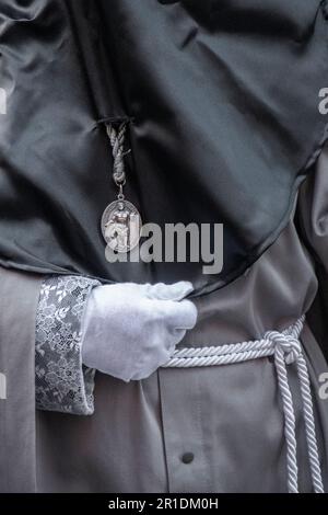 Detail der Mitglieder der Bruderschaft der Strafanstalt der Heiligen Leidenschaft Christi in der Prozession während Semana Santa in Valladolid, Spanien Stockfoto