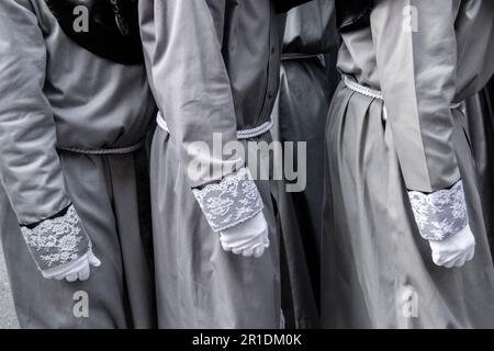 Detail der Mitglieder der Bruderschaft der Strafanstalt der Heiligen Leidenschaft Christi in der Prozession während Semana Santa in Valladolid, Spanien Stockfoto