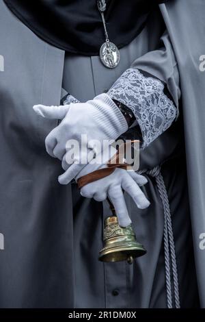 Detail der Mitglieder der Bruderschaft der Strafanstalt der Heiligen Leidenschaft Christi in der Prozession während Semana Santa in Valladolid, Spanien Stockfoto