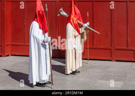 Mitglieder der Cofradía de las Siete Palabras während einer Semana-Santa-Prozession in Valladolid, Spanien Stockfoto