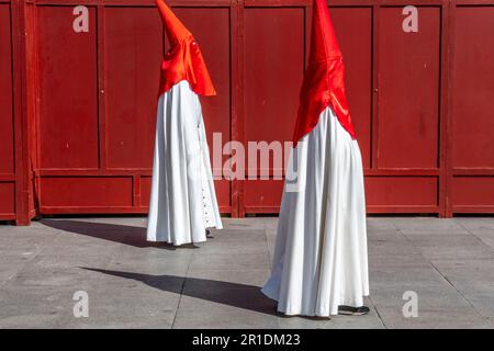 Mitglieder der Cofradía de las Siete Palabras während einer Semana-Santa-Prozession in Valladolid, Spanien Stockfoto