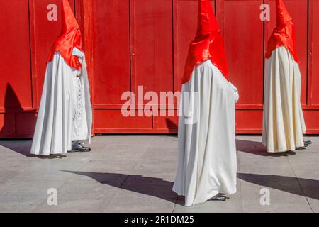 Mitglieder der Cofradía de las Siete Palabras während einer Semana-Santa-Prozession in Valladolid, Spanien Stockfoto