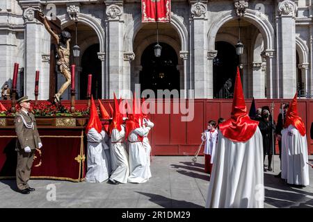 Mitglieder der Cofradía de las Siete Palabras während einer Semana-Santa-Prozession in Valladolid, Spanien Stockfoto