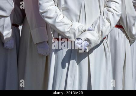 Ein Bericht über die Mitglieder der Cofradía de las Siete Palabras während der Semana Santa in Valladolid, Spanien Stockfoto