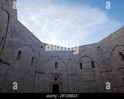 ANDRIA, ITALIEN - 30. OKTOBER 2021: Innenhof des Castel del Monte in Andria mit Sicherheitsnetzen gegen Vögel Stockfoto