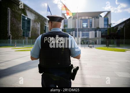 Berlin, Deutschland. 13. Mai 2023. Ein Polizist steht vor dem Bundeskanzleramt. Der ukrainische Präsident Selenskyj wird am Sonntag zum ersten Mal seit dem russischen Angriff auf die Ukraine in Deutschland erwartet. Kredit: Christoph Soeder/dpa/Alamy Live News Stockfoto