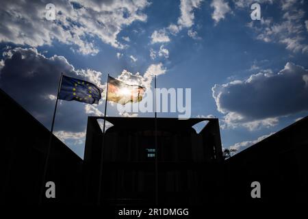 Berlin, Deutschland. 13. Mai 2023. Das Bundeskanzleramt im Hintergrund. Der ukrainische Präsident Selenskyj wird am Sonntag zum ersten Mal seit dem russischen Angriff auf die Ukraine in Deutschland erwartet. Kredit: Christoph Soeder/dpa/Alamy Live News Stockfoto