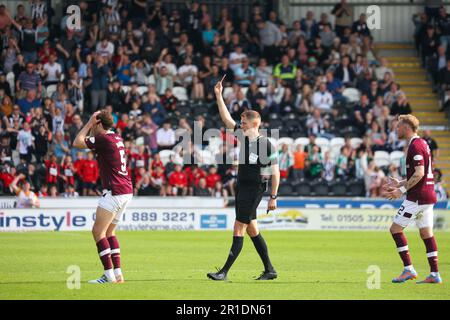 Paisley, Renfrewshire, Schottland. 13. Mai 2023. Peter Haring erhält am 13. Mai 2023 eine rote Karte während des Cinch Premiership-Spiels zwischen St. Mirren und Hearts im St. Mirren Park. Kredit: David Mollison/Alamy Live News Stockfoto