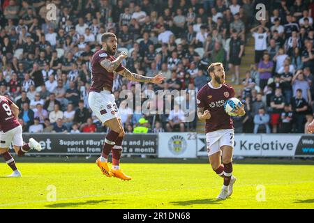 Paisley, Renfrewshire, Schottland. 13. Mai 2023. Hearts Josh Ginnelly und Hearts Jorge Grant feiern, nachdem der erste beim Cinch Premiership Match zwischen St. Mirren und Hearts im St. Mirren Park am 13. Mai 2023 ein Tor für den Gorgie Club zurückgezogen hatte. Credit: David Mollison/Alamy Live News Stockfoto