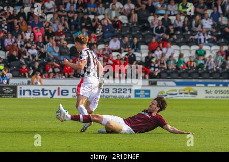 Paisley, Renfrewshire, Schottland. 13. Mai 2023. Hearts Peter Haring rutscht herein, um St. Mirren's Mark O'Hara zu stürzen, was zu einer roten Karte für den Hearts man während des Cinch Premiership-Spiels zwischen St. Mirren und Hearts im St. Mirren Park am 13. Mai 2023 führte. Kredit: David Mollison/Alamy Live News Stockfoto