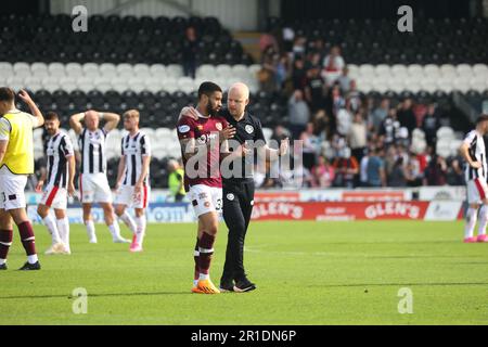 Paisley, Renfrewshire, Schottland. 13. Mai 2023. Hearts Interim Manager Steven Naismith spricht mit Herzen Josh Ginnelly in Vollzeit; während des Cinch Premiership-Spiels zwischen St. Mirren und Hearts im St Mirren Park am 13. Mai 2023 Kredit: David Mollison/Alamy Live News Stockfoto