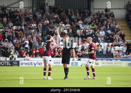 Paisley, Renfrewshire, Schottland. 13. Mai 2023. Peter Haring erhält am 13. Mai 2023 eine rote Karte während des Cinch Premiership-Spiels zwischen St. Mirren und Hearts im St. Mirren Park. Kredit: David Mollison/Alamy Live News Stockfoto