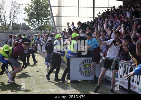 Paisley, Renfrewshire, Schottland. 13. Mai 2023. Hearts-Fans feiern ihren letzten Equalizer im Club; während des Cinch Premiership-Spiels zwischen St. Mirren und Hearts im St Mirren Park am 13. Mai 2023 Kredit: David Mollison/Alamy Live News Stockfoto