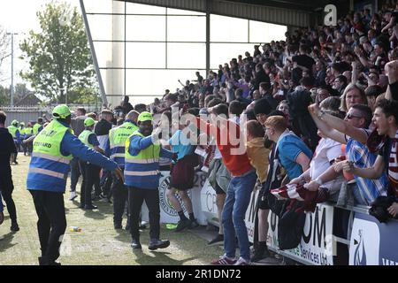 Paisley, Renfrewshire, Schottland. 13. Mai 2023. Hearts-Fans feiern Hearts Lawrence Shanklands Last-Minute-Equalizer; während des Cinch Premiership-Spiels zwischen St. Mirren und Hearts im St. Mirren Park am 13. Mai 2023 Credit: David Mollison/Alamy Live News Stockfoto