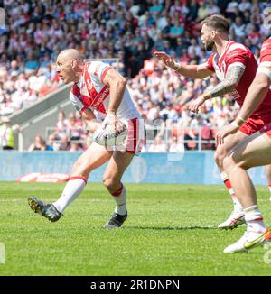 St. Helens, Merseyside, England, 13. Mai 2023. St. Helens James Roby macht einen Pass während des St. Helens Rugby Football Club V Salford Red Devils Rugby League Football Club im Totally Wicked Stadium, der Betfred Super League (Kreditbild: ©Cody Froggatt/Alamy Live News) Stockfoto