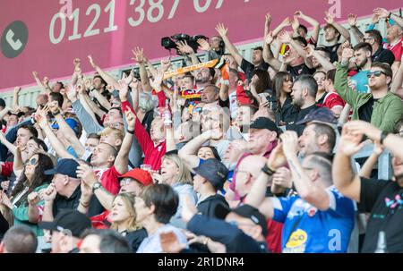 St. Helens, Merseyside, England, 13. Mai 2023. Salford Fans feiern Salfords zweiten Versuch des Spiels, während des St. Helens Rugby Football Club V Salford Red Devils Rugby League Football Club im Totally Wicked Stadium, der Betfred Super League (Kreditbild: ©Cody Froggatt/Alamy Live News) Stockfoto