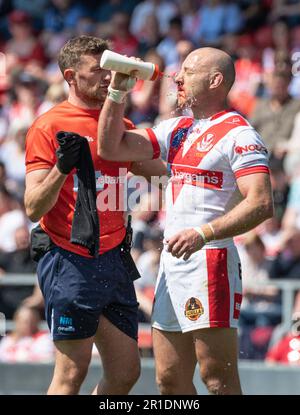 St. Helens, Merseyside, England, 13. Mai 2023. St. Helens James Roby reinigt sein Gesicht, während des St. Helens Rugby Football Club V Salford Red Devils Rugby League Football Club im Totally Wicked Stadium, der Betfred Super League (Kreditbild: ©Cody Froggatt/Alamy Live News) Stockfoto