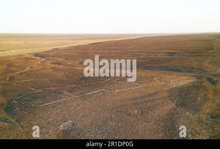 Die Nazca-Linien namens Los Manos (die Hände) aus Sicht der Aussichtsplattform in der Nähe, Nazca-Wüste, Ica-Region, Peru, Südamerika Stockfoto