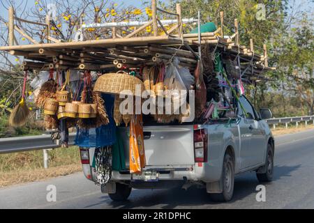 Der Pickup transportiert Waren aus natürlichen Materialien, Thailand Stockfoto