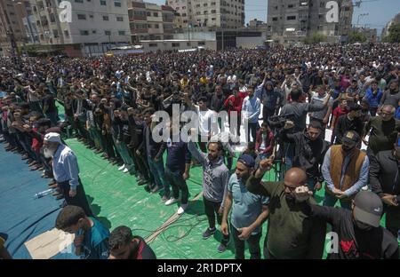 Gaza, Palästina. 13. Mai 2023. Während der Beerdigung von Iyad al-Hasani, dem Befehlshaber der Al-Quds-Brigaden, dem militärischen Flügel der Islamischen Dschihad-Bewegung in Palästina und seinem Leibwächter nördlich von Gaza-Stadt, singen die Palästinenser Slogans. Al-Hassani und sein Leibwächter wurden am 12. Mai bei einem israelischen Luftangriff getötet. Israel hat seit dem 9. Mai 2023 mehrere Angriffe auf die militärische Führung des Islamischen Dschihad im Gazastreifen verübt. Kredit: SOPA Images Limited/Alamy Live News Stockfoto