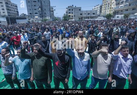 Gaza, Palästina. 13. Mai 2023. Während der Beerdigung von Iyad al-Hasani, dem Befehlshaber der Al-Quds-Brigaden, dem militärischen Flügel der Islamischen Dschihad-Bewegung in Palästina und seinem Leibwächter nördlich von Gaza-Stadt, singen die Palästinenser Slogans. Al-Hassani und sein Leibwächter wurden am 12. Mai bei einem israelischen Luftangriff getötet. Israel hat seit dem 9. Mai 2023 mehrere Angriffe auf die militärische Führung des Islamischen Dschihad im Gazastreifen verübt. Kredit: SOPA Images Limited/Alamy Live News Stockfoto