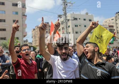 Gaza, Palästina. 13. Mai 2023. Während der Beerdigung von Iyad al-Hasani, dem Befehlshaber der Al-Quds-Brigaden, dem militärischen Flügel der Islamischen Dschihad-Bewegung in Palästina und seinem Leibwächter nördlich von Gaza-Stadt, singen die Palästinenser Slogans. Al-Hassani und sein Leibwächter wurden am 12. Mai bei einem israelischen Luftangriff getötet. Israel hat seit dem 9. Mai 2023 mehrere Angriffe auf die militärische Führung des Islamischen Dschihad im Gazastreifen verübt. Kredit: SOPA Images Limited/Alamy Live News Stockfoto