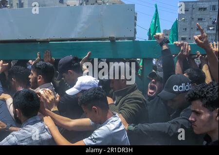 Gaza, Palästina. 13. Mai 2023. Die Palästinenser tragen die Leiche von Iyad al-Hassani, Befehlshaber der Al-Quds-Brigaden, dem militärischen Flügel der Islamischen Dschihad-Bewegung in Palästina nördlich von Gaza-Stadt. Al-Hassani und sein Leibwächter wurden am 12. Mai bei einem israelischen Luftangriff getötet. Israel hat seit dem 9. Mai 2023 mehrere Angriffe auf die militärische Führung des Islamischen Dschihad im Gazastreifen verübt. (Foto: Mahmoud Issa/SOPA Images/Sipa USA) Guthaben: SIPA USA/Alamy Live News Stockfoto